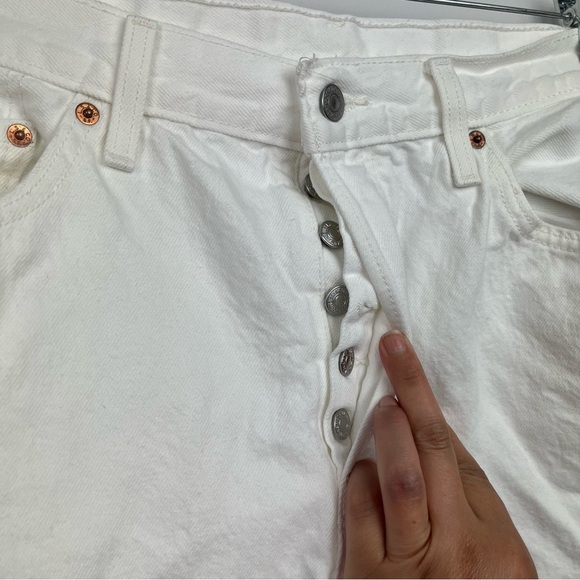 Levi's 501 White Jeans Straight Leg Distressed Button Fly Size W 31 L30‎ EUC - Picture 8 of 9